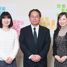 富士通株式会社の知財関連部門で未来ソリューションチームを運営する豊原さん(左)、山野さん(中央)、小堀さん(右)