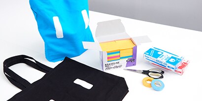 ポスト・イット® 強粘着ノート、ペンなどが入ったバッグ。クライアントとの急な打ち合わせの際にもサッと持ち出せるよう、常に複数用意されている
