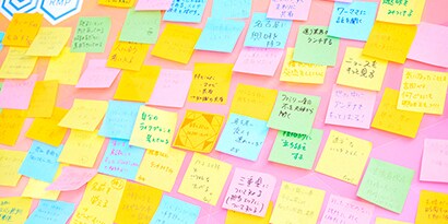 「シェアド・リビジョン2016」の最後には、社員全員が次への一歩をポスト・イット® 強粘着ノートに書いて貼り出した
