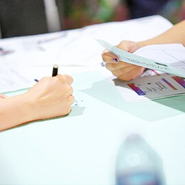参加者は、紙、ポスト・イット® 強粘着ノートに想いを書き出していく