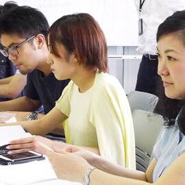 様々な部署から社員が集まり、ランチの時間を利用して会議