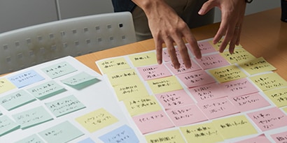 机の上などにバッと広げられるのも一般的なホワイトボードにはない、ポスト・イット® ホワイトボードフィルムならではのポイント
