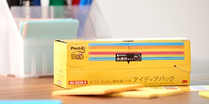 ホワイトボードに貼り付けてもはがれないように、イノーバではポスト・イット® 強粘着ノートを使用している
