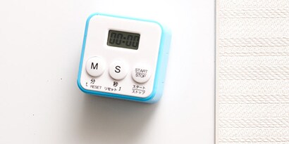 ホワイトボードに貼り付けてもはがれないように、イノーバではポスト・イット® 強粘着ノートを使用している
